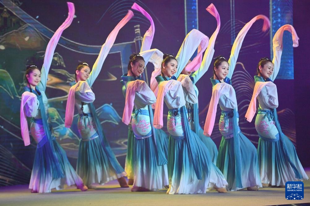 Ngày 18/4, tiết mục múa của các nghệ sĩ Trung Quốc trong chương trình Đêm giao lưu văn nghệ Liên hoan nhân dân biên giới Trung - Việt diễn ra tại Sùng Tả, Quảng Tây, Trung Quốc. Ảnh: Huỳnh Hiếu Bang - phóng viên Tân Hoa Xã