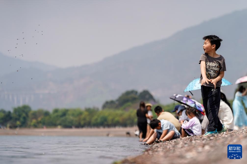 Hồ Phủ Tiên mùa xuân thu hút du khách