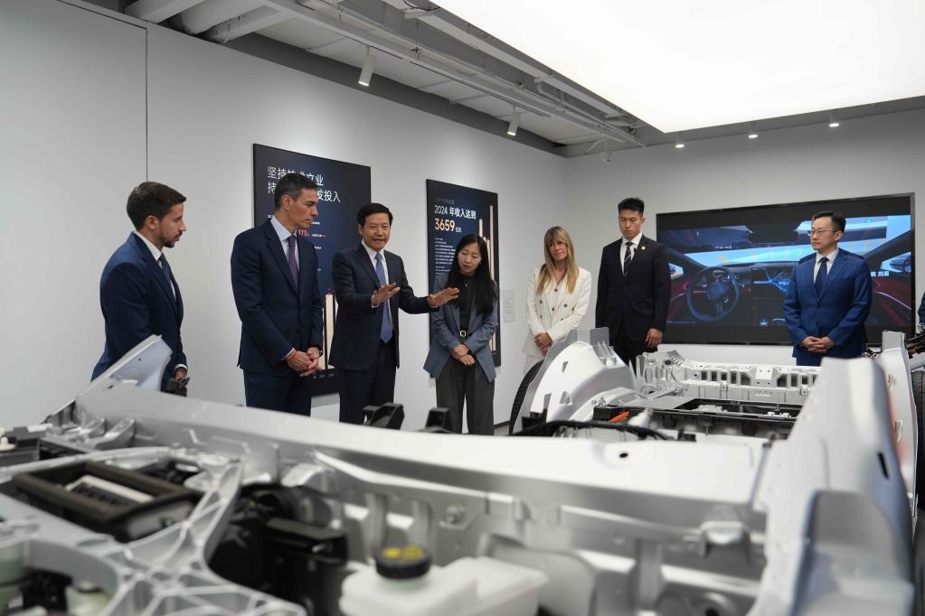 Ngày 13/4, Thủ tướng Tây Ban Nha Pedro Sánchez thăm khu công nghệ Xiaomi tại Bắc Kinh. (Ảnh: Tân Hoa xã)