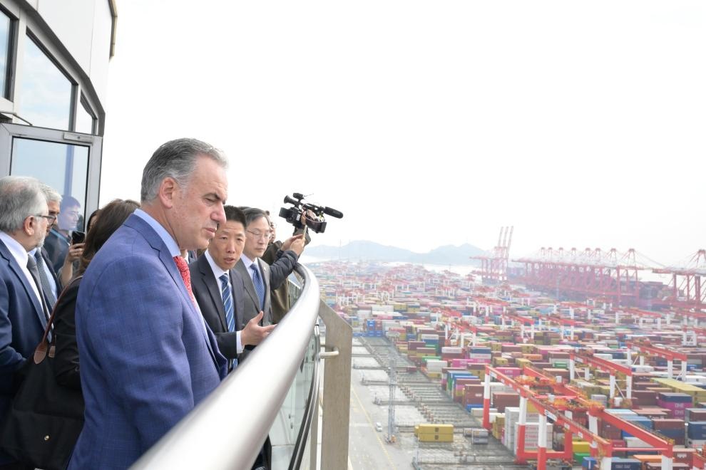 Ngày 5/2, Tổng thống Uruguay Yamandú Orsi tham quan cảng nước sâu Dương Sơn tại Thượng Hải. (Ảnh: Tân Hoa xã)