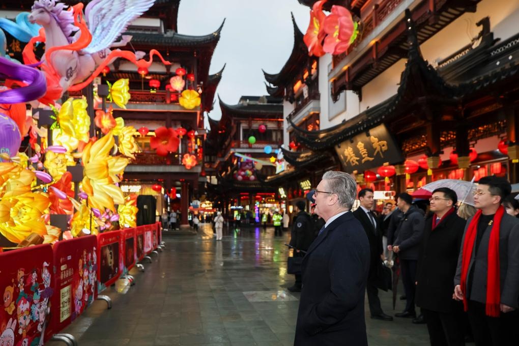 Ngày 30/1, Thủ tướng Vương quốc Anh Keir Starmer thăm vườn Dự Viên ở Thượng Hải. (Ảnh: Tân Hoa xã)