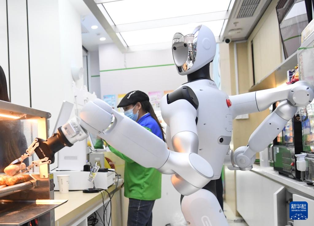 Độc đáo nhân viên robot tại cửa hàng tiện lợi ở Bắc Kinh