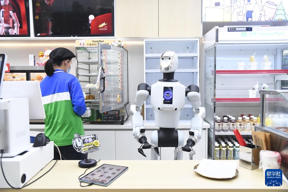 Độc đáo nhân viên robot tại cửa hàng tiện lợi ở Bắc Kinh