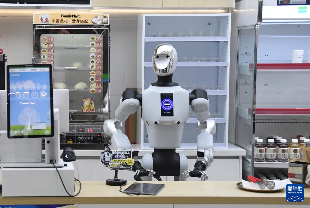 Độc đáo nhân viên robot tại cửa hàng tiện lợi ở Bắc Kinh