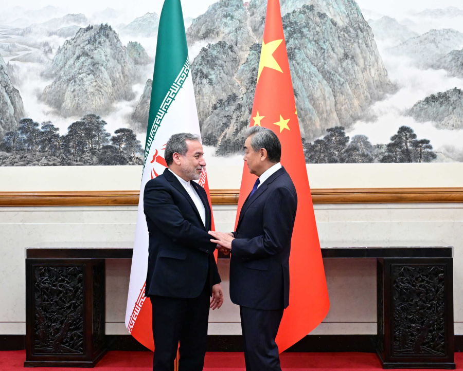 Bộ trưởng Ngoại giao Trung Quốc Vương Nghị hội đàm với Bộ trưởng Ngoại giao Iran Abbas Araqchi