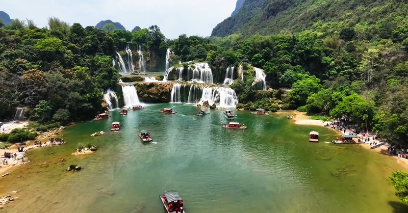 Du lịch biên giới Trung - Việt tiếp tục sôi động tại thắng cảnh Thác Đức Thiên - Bản Giốc