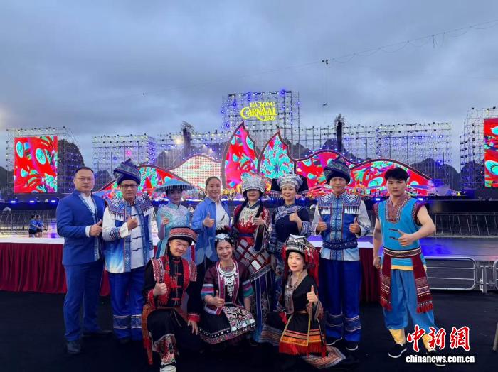 Đoàn nghệ thuật Quảng Tây tỏa sáng tại Lễ hội Carnival Hạ Long. Ảnh do Sở Văn hóa và Du lịch khu tự trị dân tộc Choang Quảng Tây cung cấp