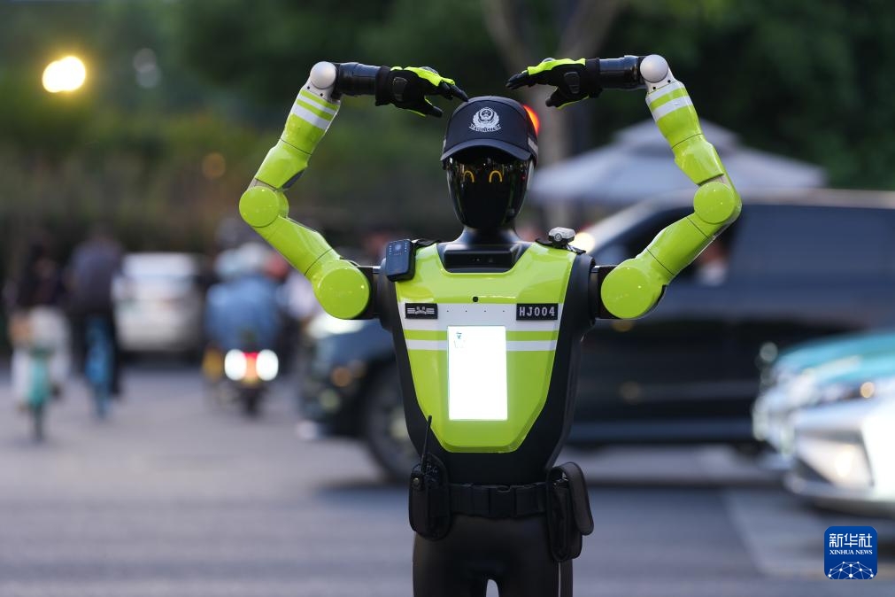 Ngày 11/5, robot quản lý giao thông “thả tim” biểu dương những người đi bộ tuân thủ luật giao thông trên đường phố Hàng Châu. Ảnh: Hoàng Tông Trị - Phóng viên Tân Hoa xã