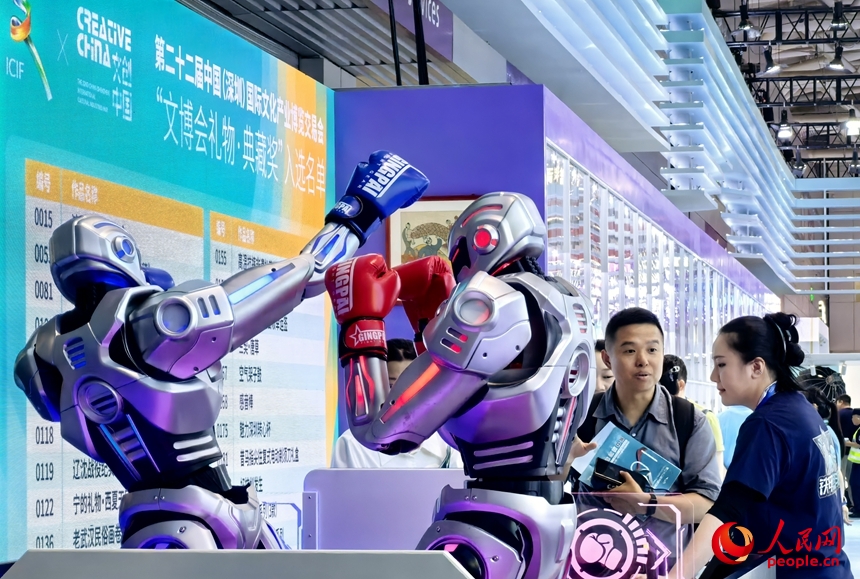 Robot hình người thi đấu boxing được trưng bày tại triển lãm.  Ảnh: Lưu Sâm Quân - Nhân Dân nhật báo điện tử
