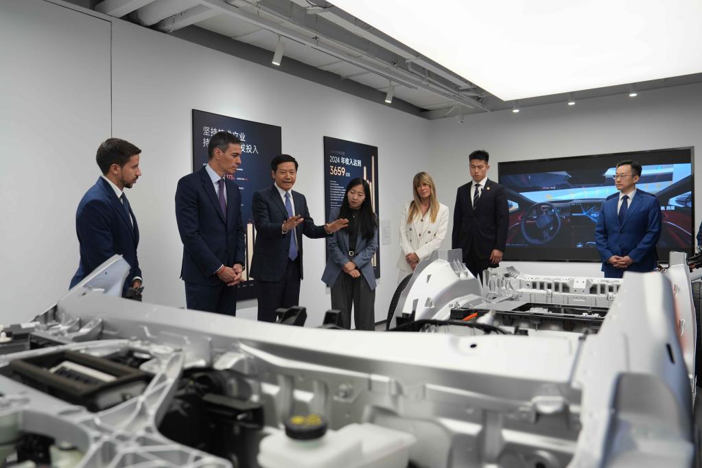 Tháng 4/2026, Thủ tướng Tây Ban Nha Pedro Sánchez tham quan siêu nhà máy Xiaomi. (Ảnh: Tân Hoa xã)