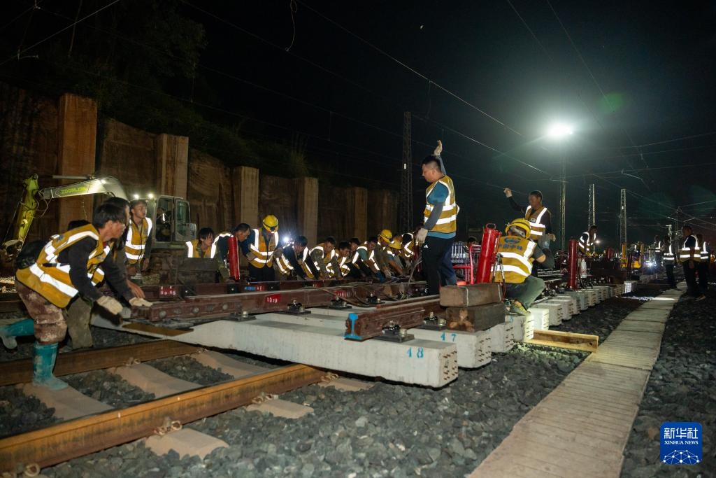 Tối ngày 2/6, công nhân thi công lắp đặt đường ray mới tại ga Boten, Lào. Ảnh: Triệu Húc - Phóng viên Tân Hoa xã