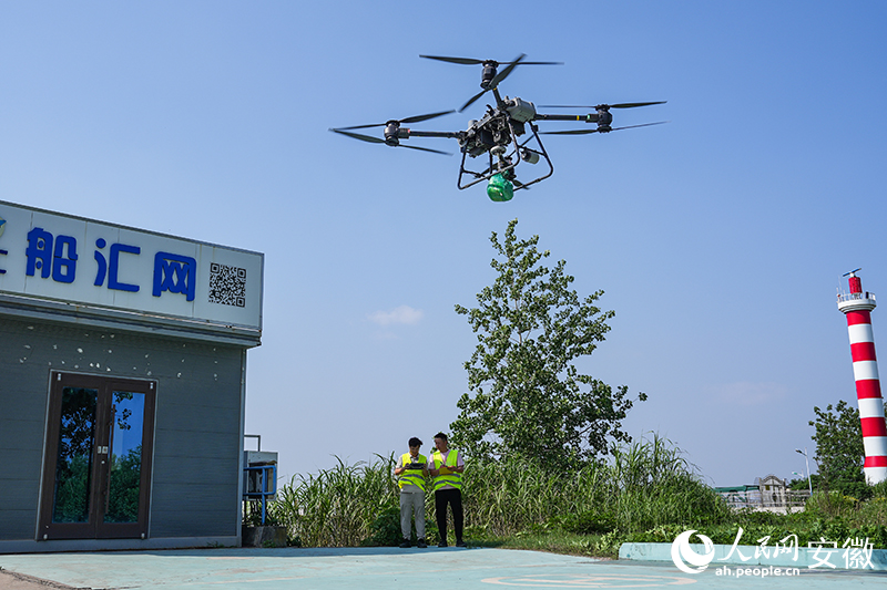 Máy bay không người lái từ từ cất cánh. Ảnh: Miêu Tử Kiện - Phóng viên Nhân Dân nhật báo điện tử