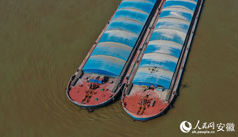 Máy bay không người lái giao hàng tới thuyền. Ảnh: Trương Tuấn - Phóng viên Nhân dân nhật báo 