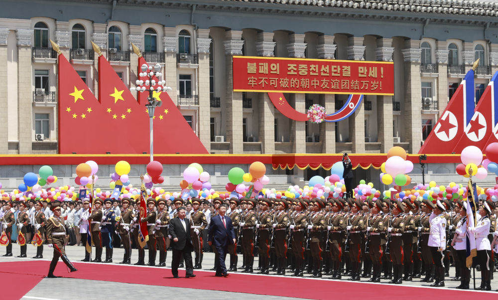 Chủ tịch Trung Quốc Tập Cận Bình dự lễ đón do nhà lãnh đạo Triều Tiên Kim Jong-un chủ trì