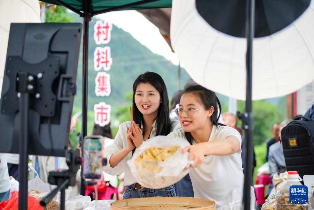 Livestream tại bản làng: Mô hình công ích giúp nông sản Quý Châu “bán đắt hàng”