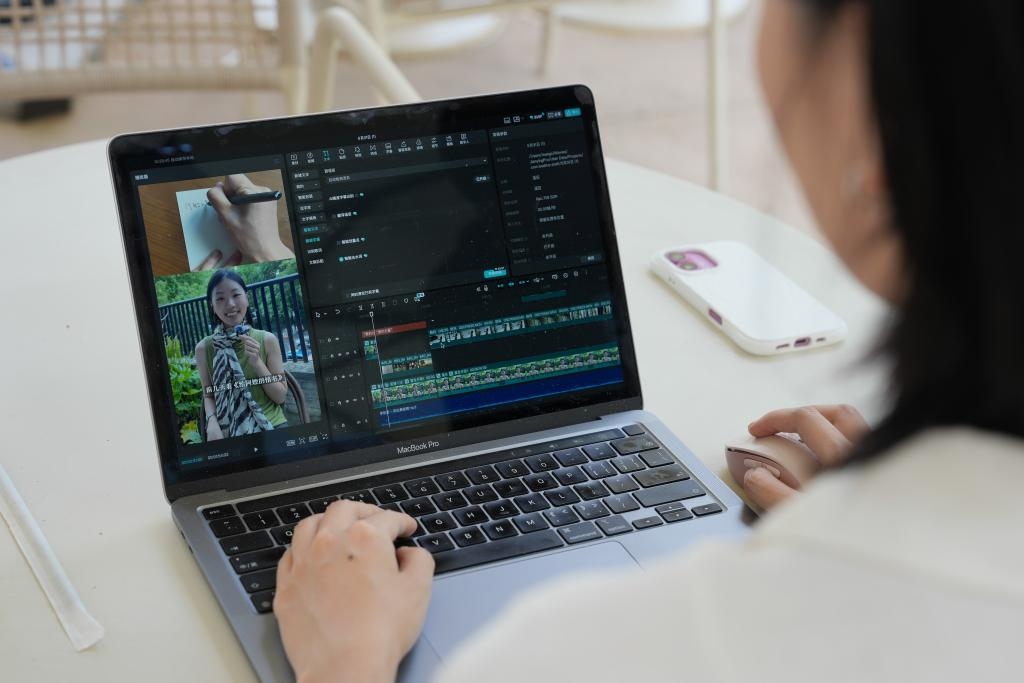 Ngày 2/6/2026, Trần Vũ Hân biên tập một đoạn video để đăng tải lên mạng xã hội tại thành phố Hàng Châu, tỉnh Chiết Giang, Trung Quốc. Ảnh: Tân Hoa Xã