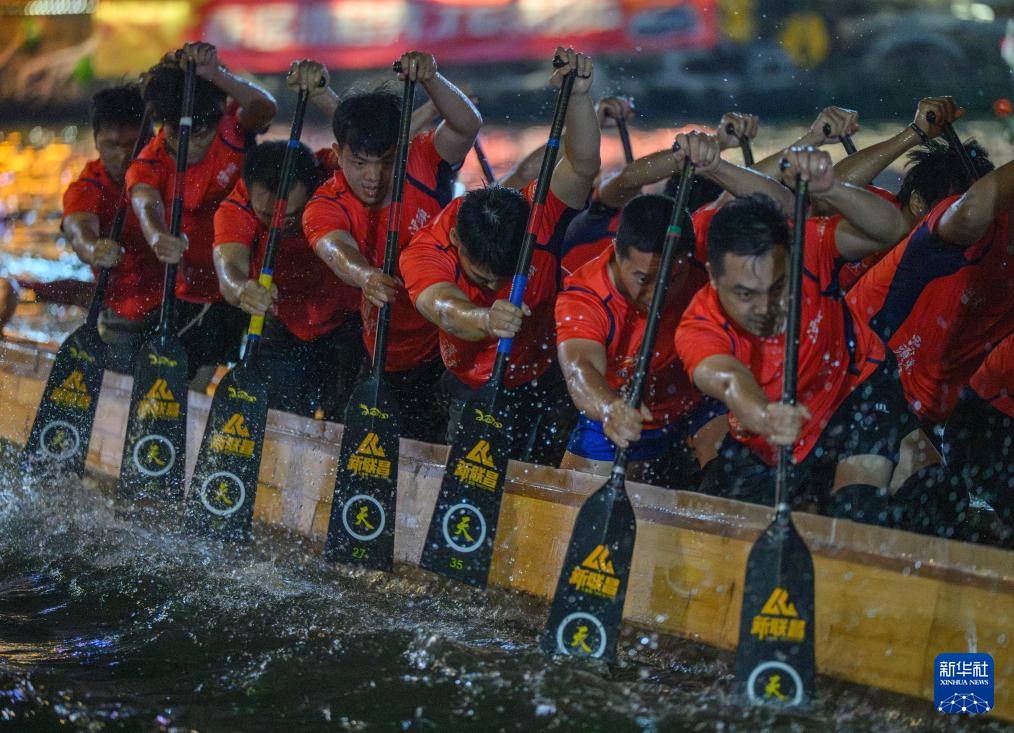 Độc đáo “ôm cua trên mặt nước” trong hội đua thuyền rồng tại Điệp Khiếu, Phật Sơn