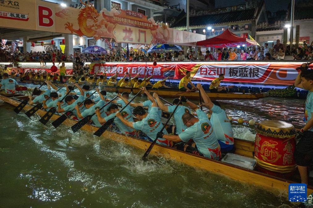 Độc đáo “ôm cua trên mặt nước” trong hội đua thuyền rồng tại Điệp Khiếu, Phật Sơn