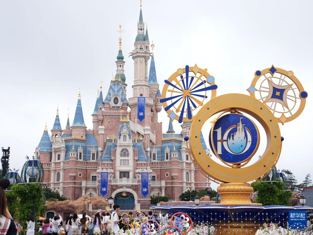 Ngày 16/6, Công viên Disneyland Thượng Hải được trang trí kỷ niệm 10 năm khai trương.Ảnh: Lưu Dĩnh - Phóng viên Tân Hoa xã