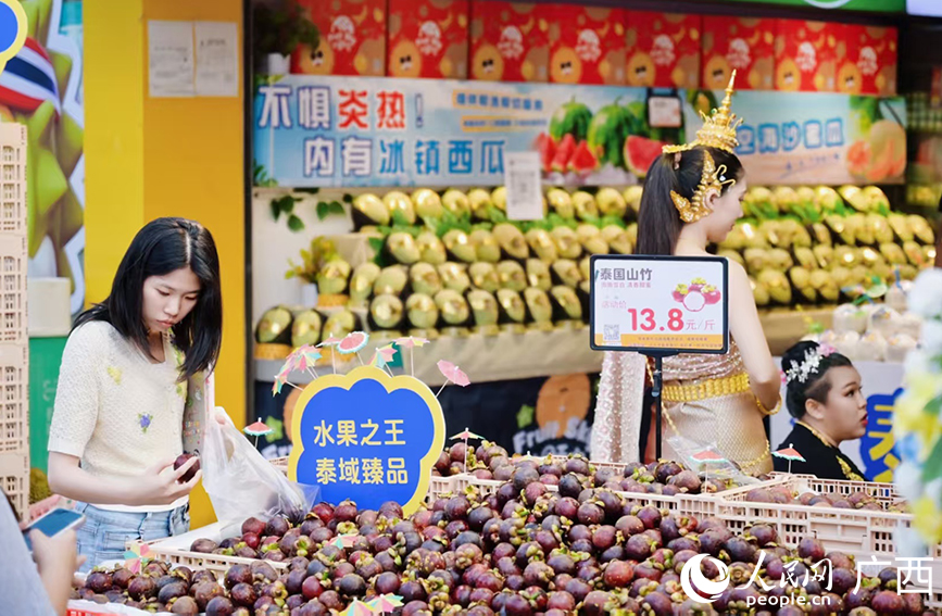 Người tiêu dùng chọn mua trái cây ASEAN tại một siêu thị ở Nam Ninh  Ảnh: Phó Hoa Chu - Phóng viên Nhân dân nhật báo điện tử