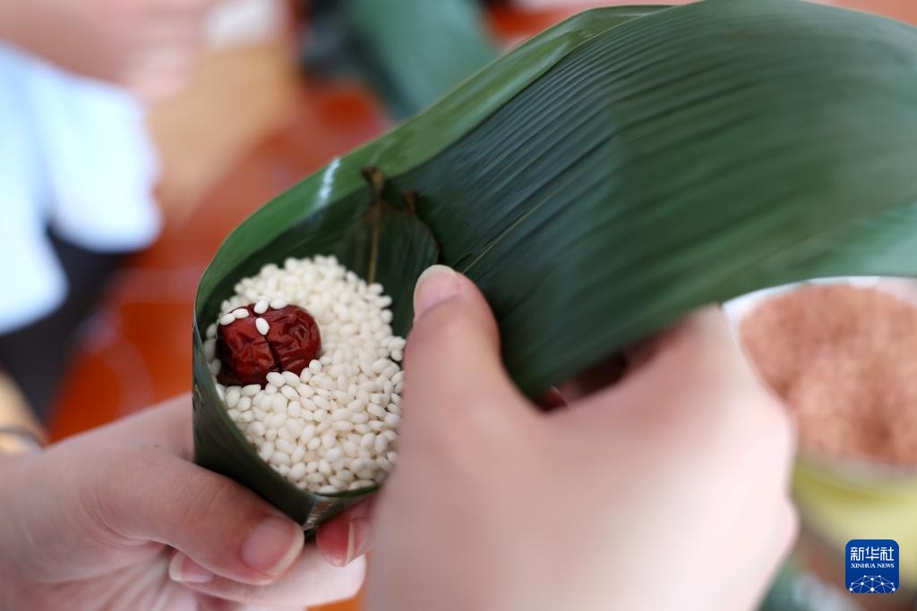 Bánh ú táo đỏ (Ảnh: Tân Hoa xã)