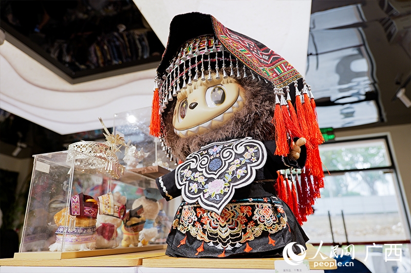 Búp bê mặc các loại trang phục dân tộc được trưng bày tại xưởng. Ảnh: Lương Chương Huy - Phóng viên Nhân Dân nhật báo điện tử
