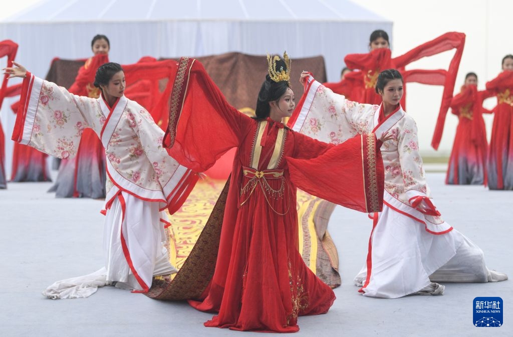 Thiên mã Y Lê thu hút du khách đến Tân Cương