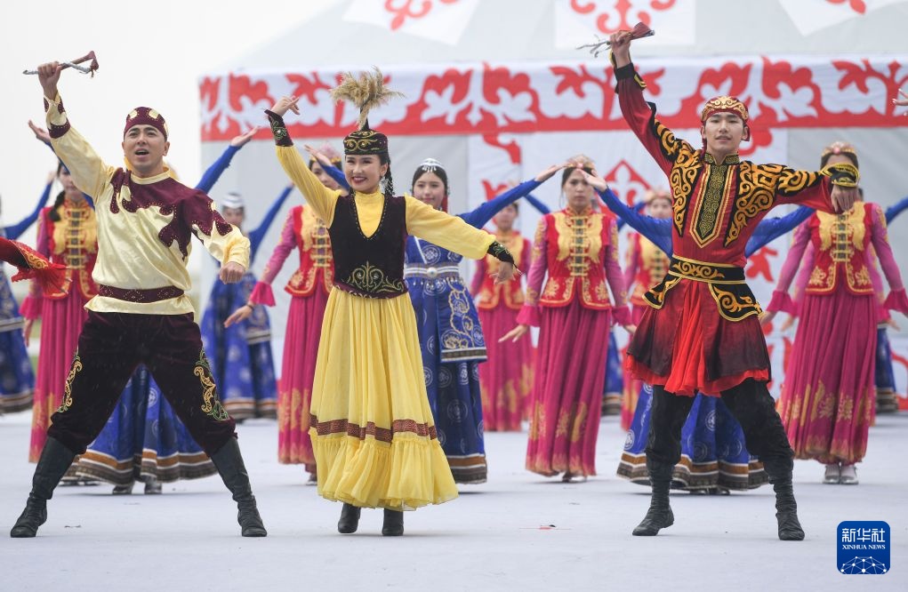 Thiên mã Y Lê thu hút du khách đến Tân Cương