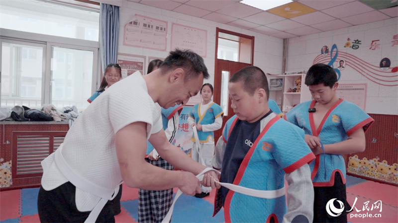 Ông Lý Toàn Sinh giảng dạy lớp học về môn đấu vật truyền thống cho học sinh tại Trường Tiểu học Trung tâm thị trấn Đông Thiệu Cừ. Ảnh: Bành Dục Khải - Phóng viên Nhân Dân nhật báo điện tử