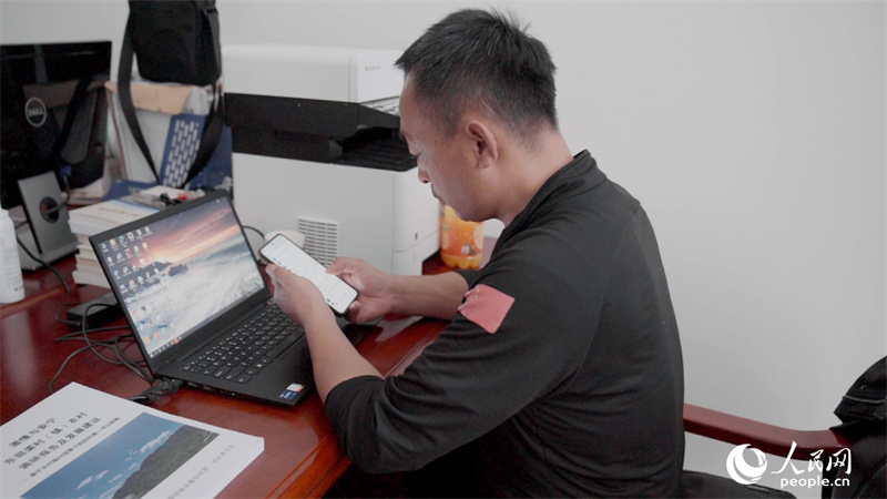 Ông Lý Toàn Sinh biên soạn toàn bộ quá trình hơn hai năm công tác tại cơ sở thành một bản báo cáo dài 120.000 chữ. Ảnh: Trương Vinh - Phóng viên Nhân Dân nhật báo điện tử
