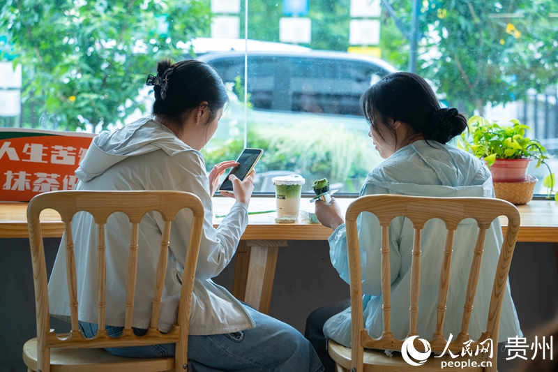 Khách du lịch trải nghiệm và check-in với các sản phẩm matcha Quý Châu. Ảnh: Dương Khiếm - Nhân Dân nhật báo điện tử