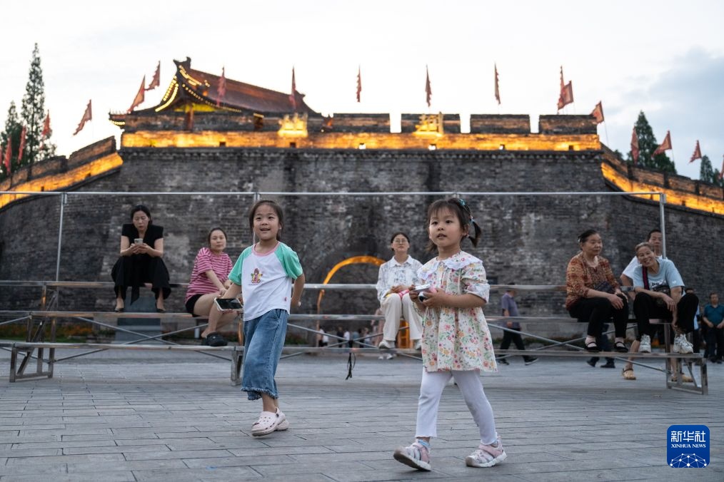 Thành cổ Kinh Châu rực rỡ trong ánh đèn đêm