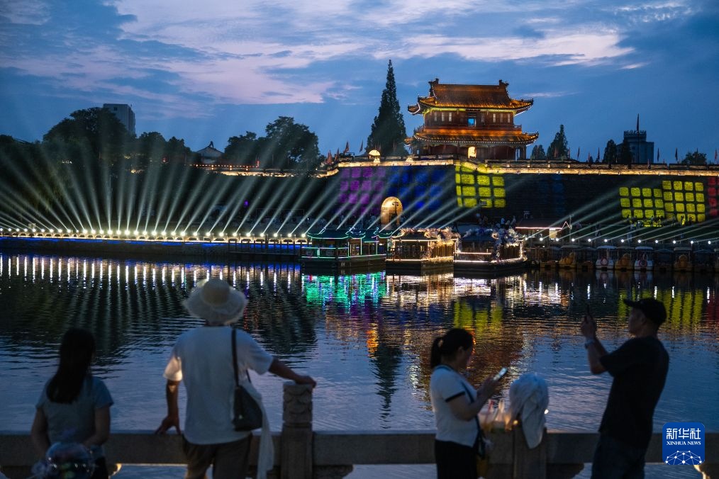 Thành cổ Kinh Châu rực rỡ trong ánh đèn đêm