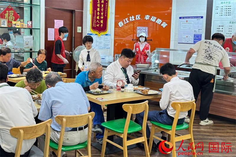 Người dân tổ dân phố Xuân Giang dùng bữa tại điểm phục vụ bữa ăn Hạnh Phúc ngày 12/6/2026. Ảnh: Ngô Siêu Lam - Phóng viên Nhân dân nhật báo điện tử