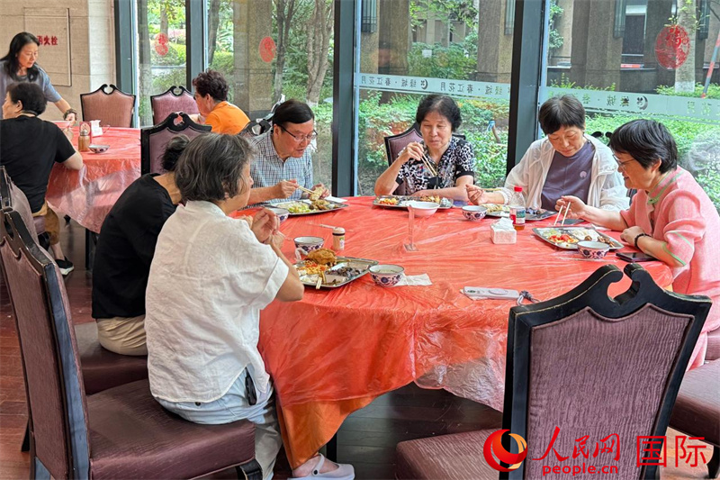 Người cao tuổi dùng bữa tại điểm phục vụ bữa ăn Hạnh Phúc của tổ dân phố Xuân Giang ngày 12/6/2026. Ảnh: Ngô Siêu Lam - Phóng viên Nhân dân nhật báo điện tử