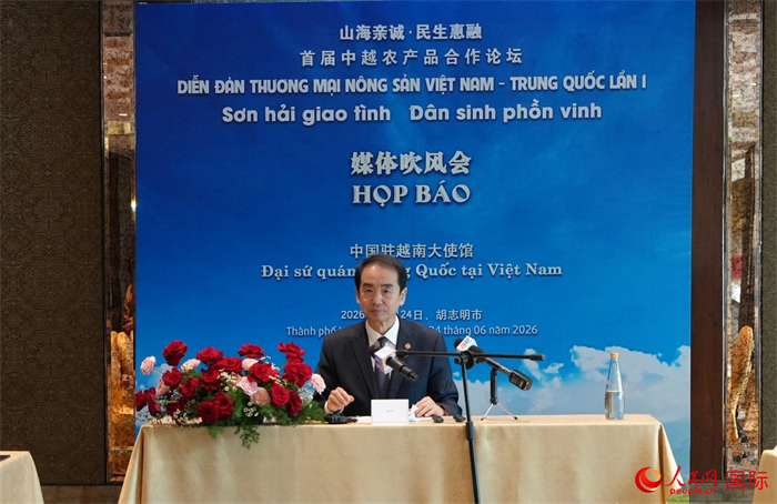 Đại sứ Trung Quốc tại Việt Nam Hà Vĩ trả lời câu hỏi của phóng viên. Ảnh: Bạch Hiểu Xuyên - Phóng viên Nhân Dân nhật báo điện tử