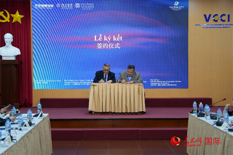 Đại diện Bệnh viện Quốc tế Đại học Bắc Kinh và Bệnh viện phía Việt Nam ký kết thỏa thuận hợp tác chiến lược. Ảnh: Bạch Hiểu Xuyên - Phóng viên Nhân dân nhật báo điện tử
