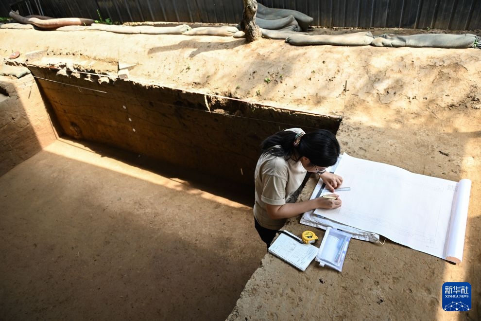 Thanh niên Trung Quốc và quốc tế cùng nghiên cứu khảo cổ tại Di chỉ Lưu Ly Hà ở Bắc Kinh