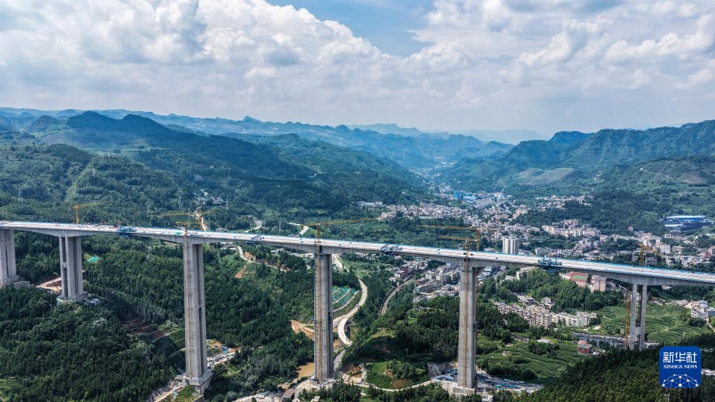 Chính thức hợp long cầu Bàn Quan thuộc cao tốc An Thuận - Bàn Châu tại Quý Châu 