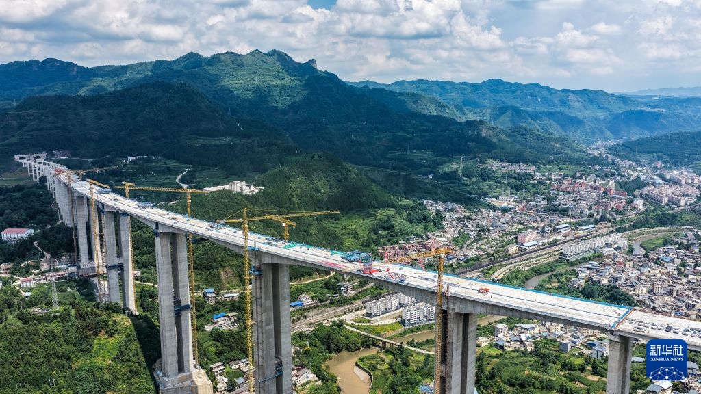Chính thức hợp long cầu Bàn Quan thuộc cao tốc An Thuận - Bàn Châu tại Quý Châu