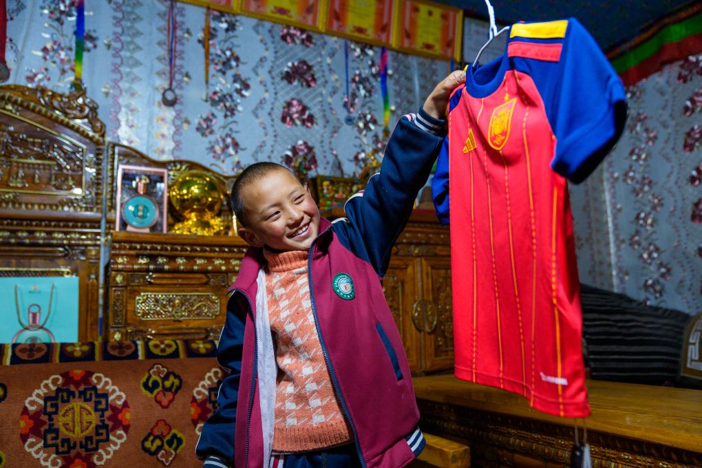 Ngày 17/7, một em nhỏ khoe chiếc áo thi đấu của đội tuyển Tây Ban Nha. Ảnh: Dingzeng Nida - Phóng viên Tân Hoa xã