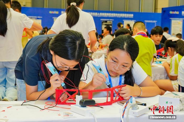 Đội Quảng Tây tham gia “Thử thách kỹ thuật bút in 3D”. Ảnh: Hoàng Truyền Ngạn