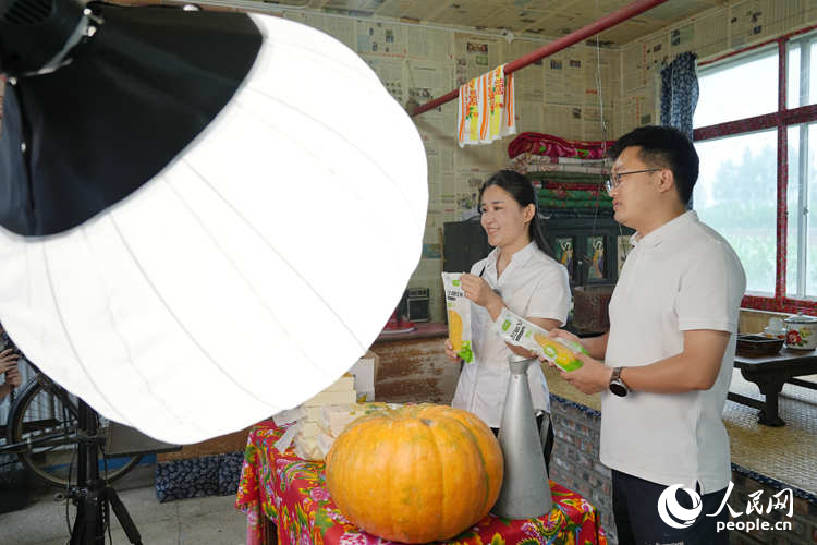 Bí thư Dương Vinh Tinh và cán bộ thôn Khương Hạo livestream giới thiệu nông sản đặc trưng tại phòng phát sóng của Nhà trưng bày lịch sử. Ảnh: Lý Dương - Phóng viên Nhân Dân nhật báo điện tử.