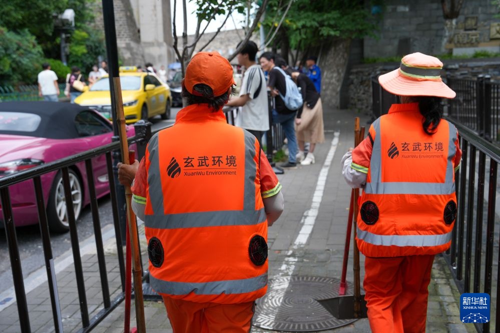 Những chiếc “gile điều hòa" chống nóng cho nhân viên vệ sinh môi trường tại Giang Tô