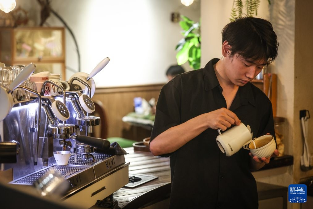 Liêu Ninh: Ly cà phê “đánh thức” sức tiêu dùng trong khu phố cổ