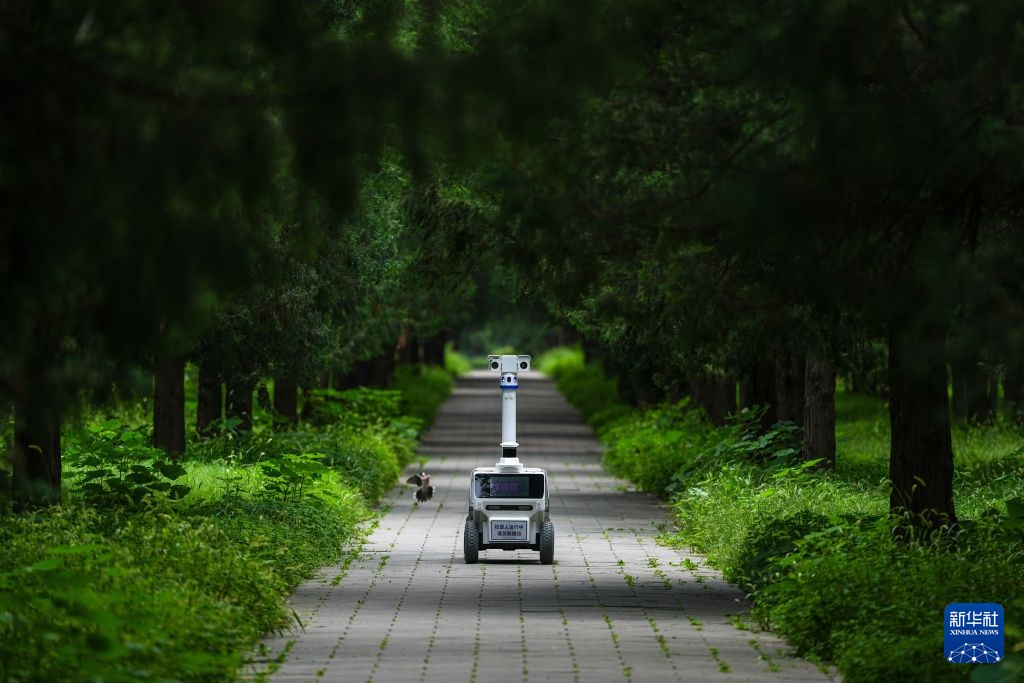 “Nhân viên” robot làm việc tại các công viên ở Bắc Kinh