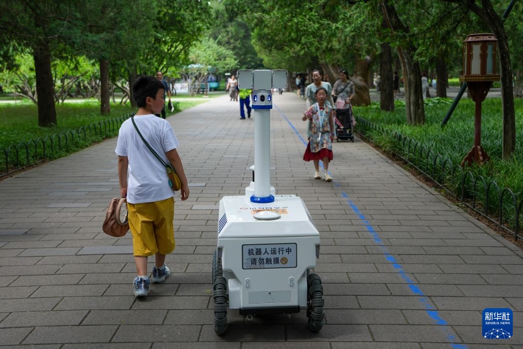 “Nhân viên” robot làm việc tại các công viên ở Bắc Kinh