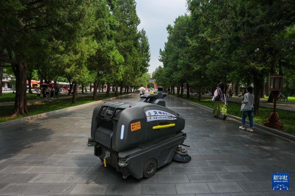 “Nhân viên” robot làm việc tại các công viên ở Bắc Kinh