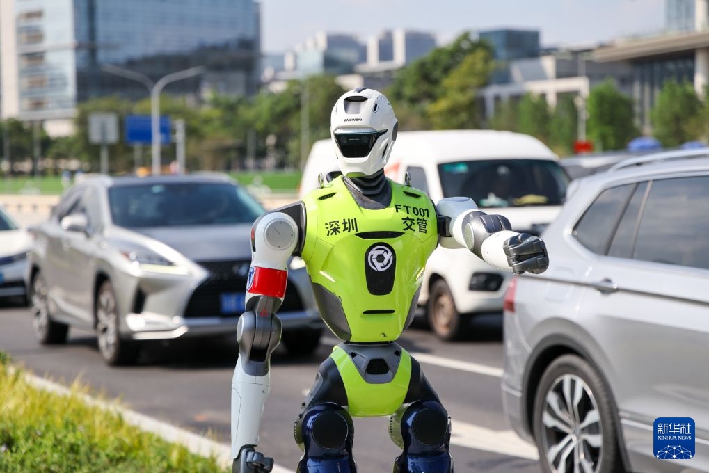 Robot hình người đảm nhiệm nhiều công việc tại Thâm Quyến