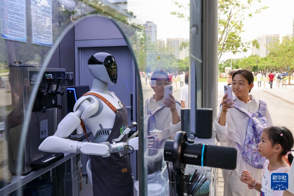 Robot hình người đảm nhiệm nhiều công việc tại Thâm Quyến